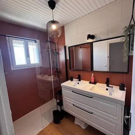 Grande Maison, 10 Voyageurs, Jardin Et Terrain De Petanque Holiday home