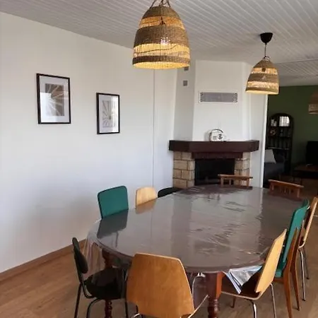 Holiday home Grande Maison, 10 Voyageurs, Jardin Et Terrain De Petanque *